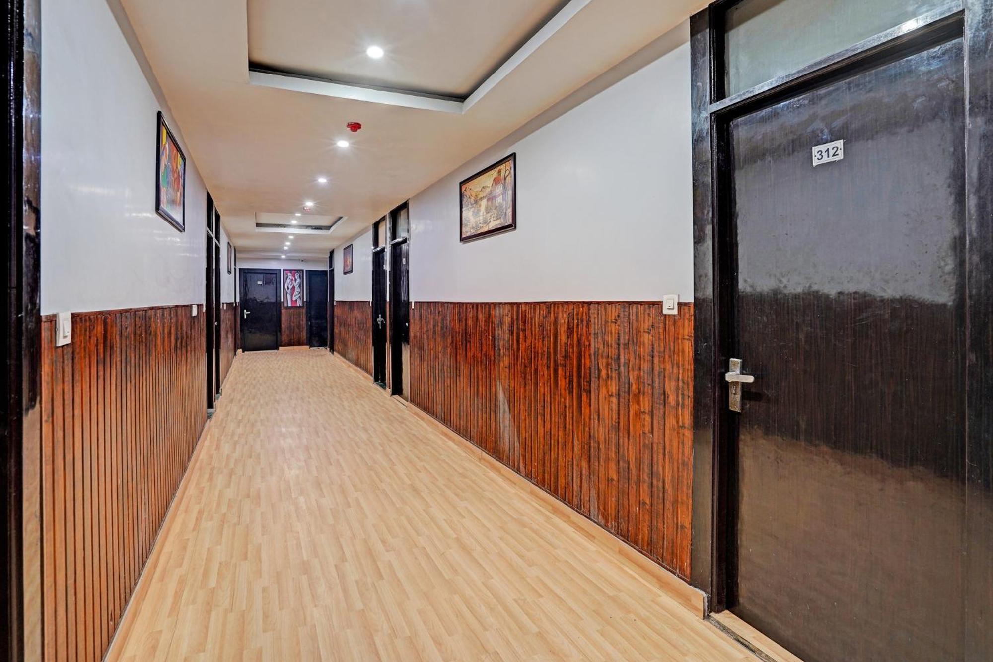 Отель Collection O Noida Saffron Экстерьер фото