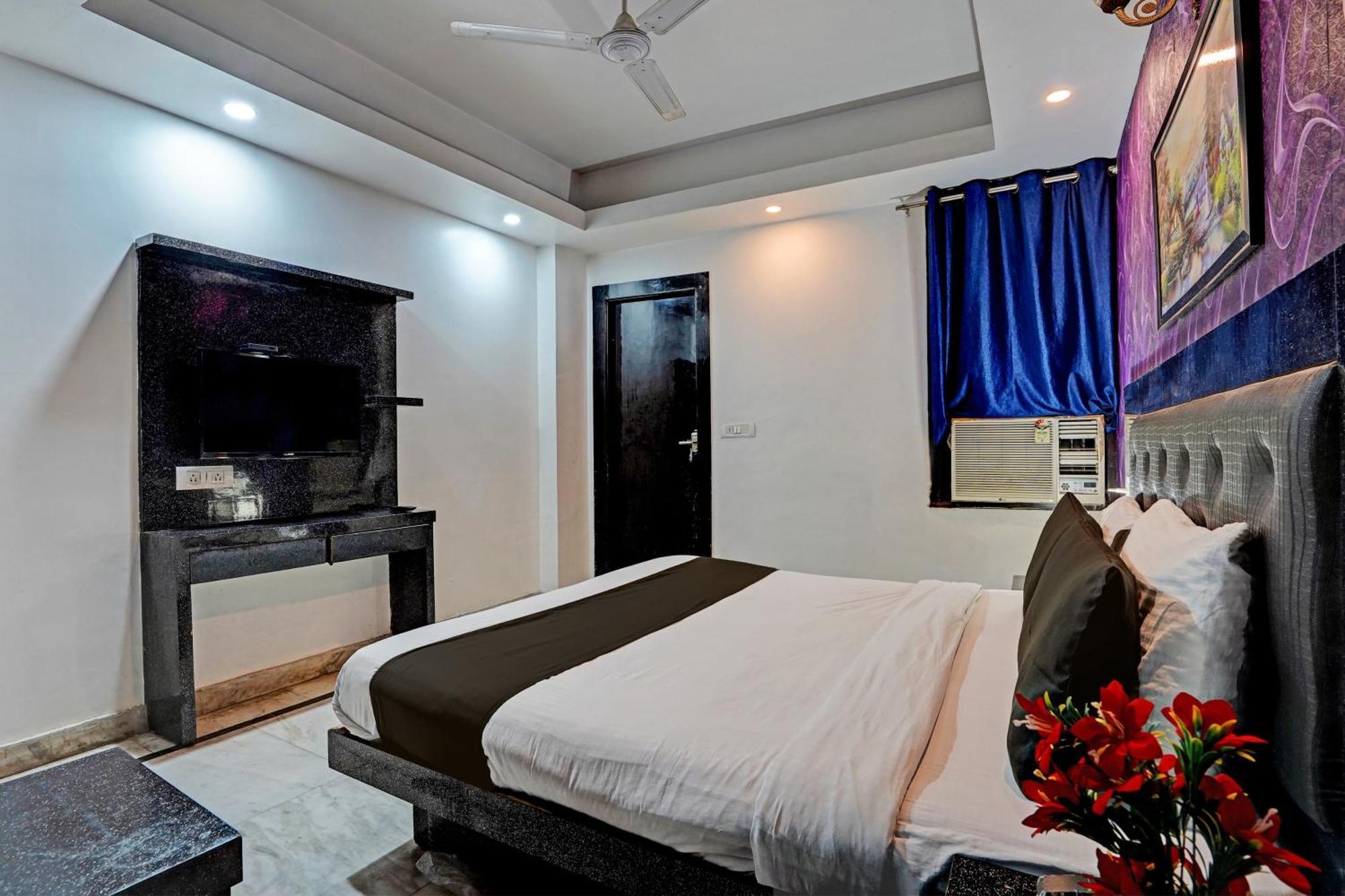 Отель Collection O Noida Saffron Экстерьер фото