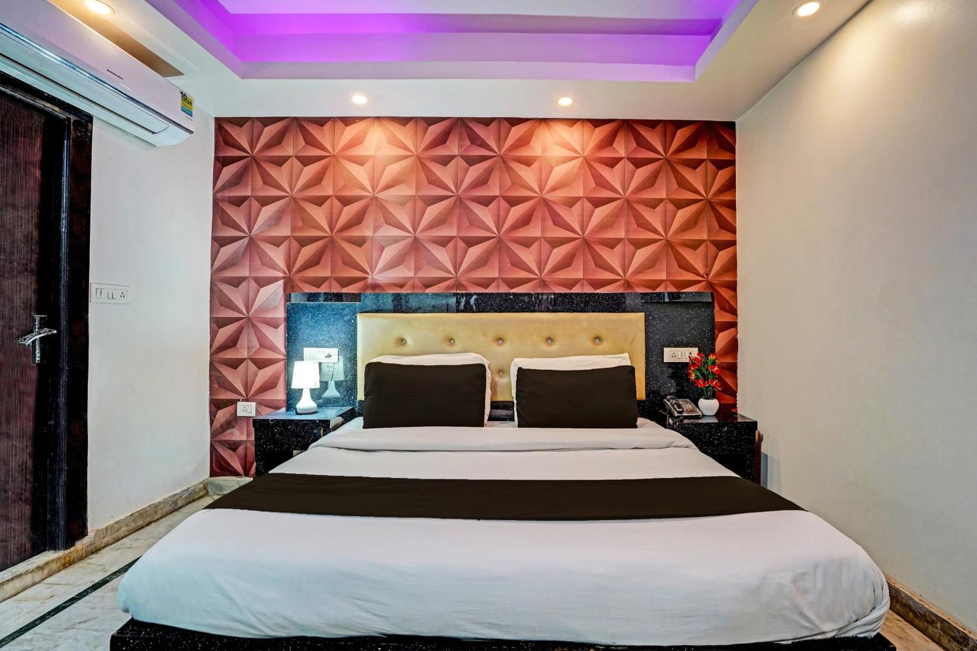Отель Collection O Noida Saffron Экстерьер фото
