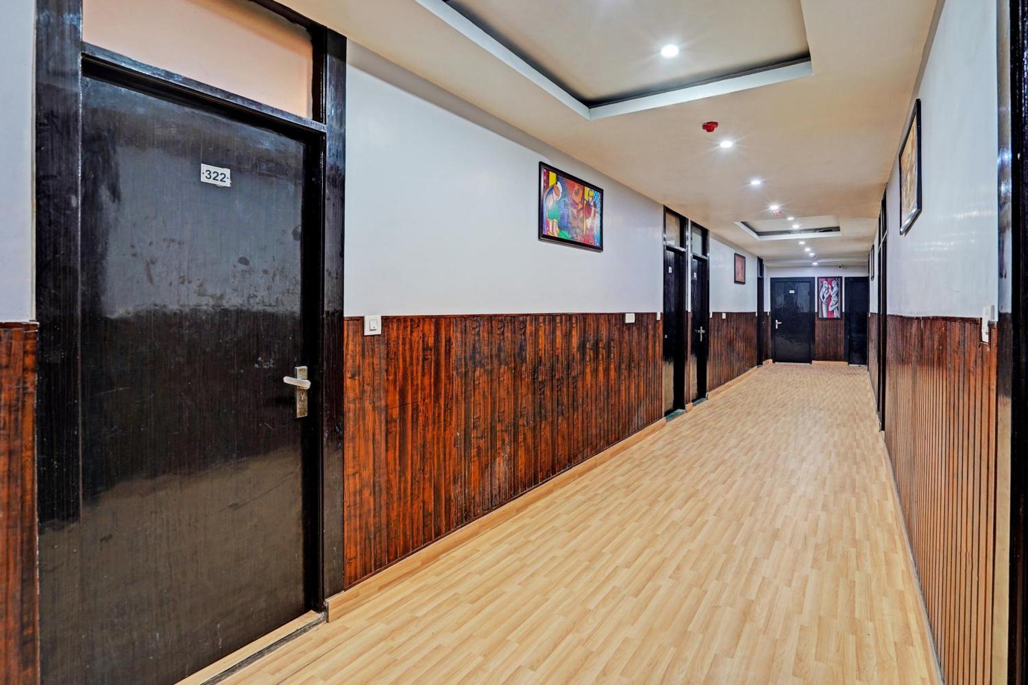 Отель Collection O Noida Saffron Экстерьер фото