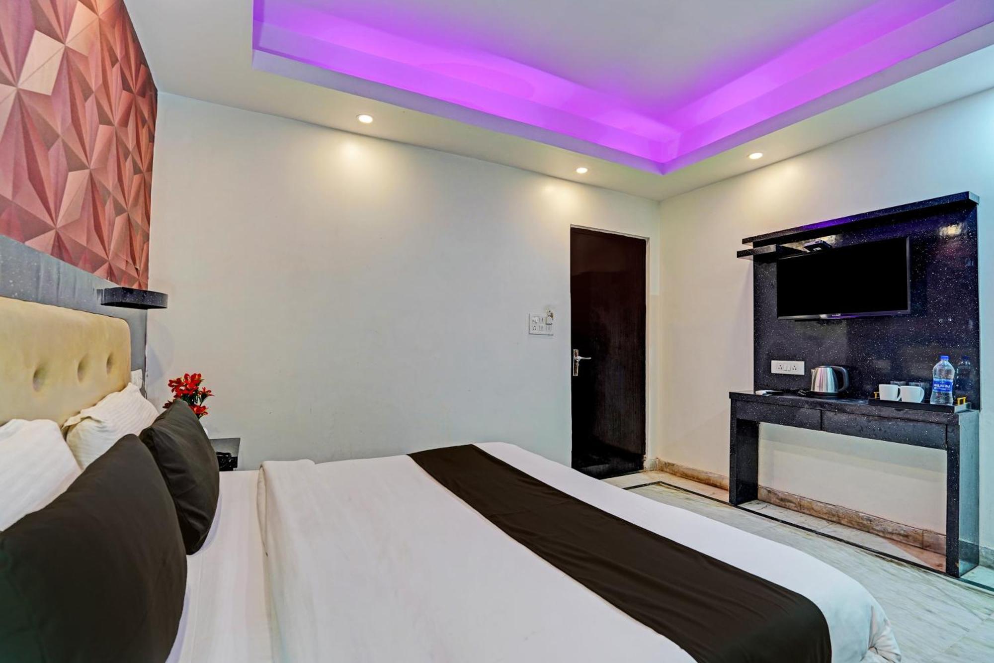 Отель Collection O Noida Saffron Экстерьер фото