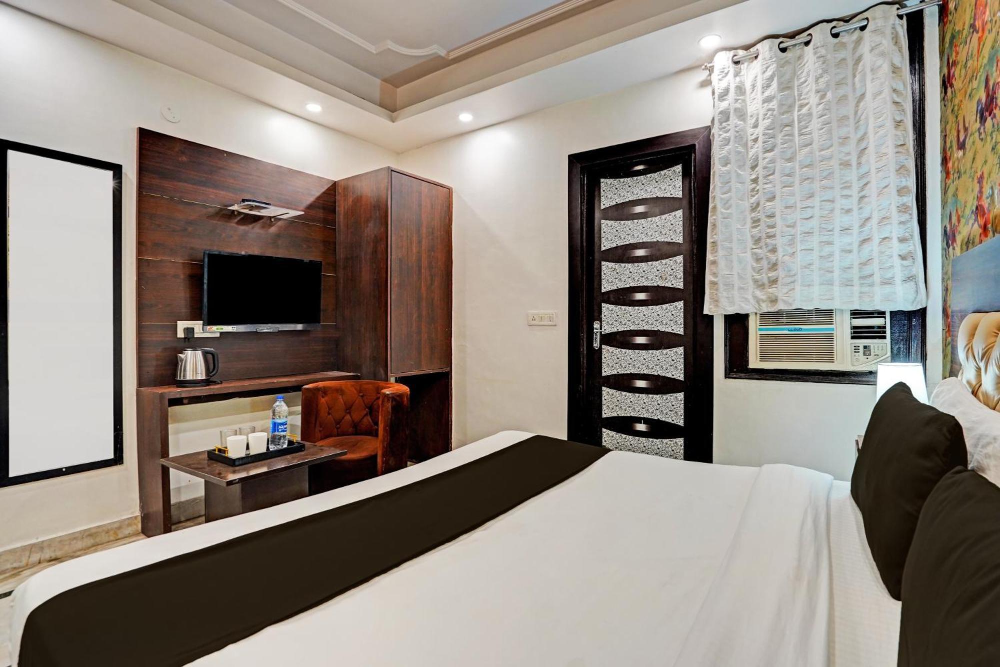 Отель Collection O Noida Saffron Экстерьер фото