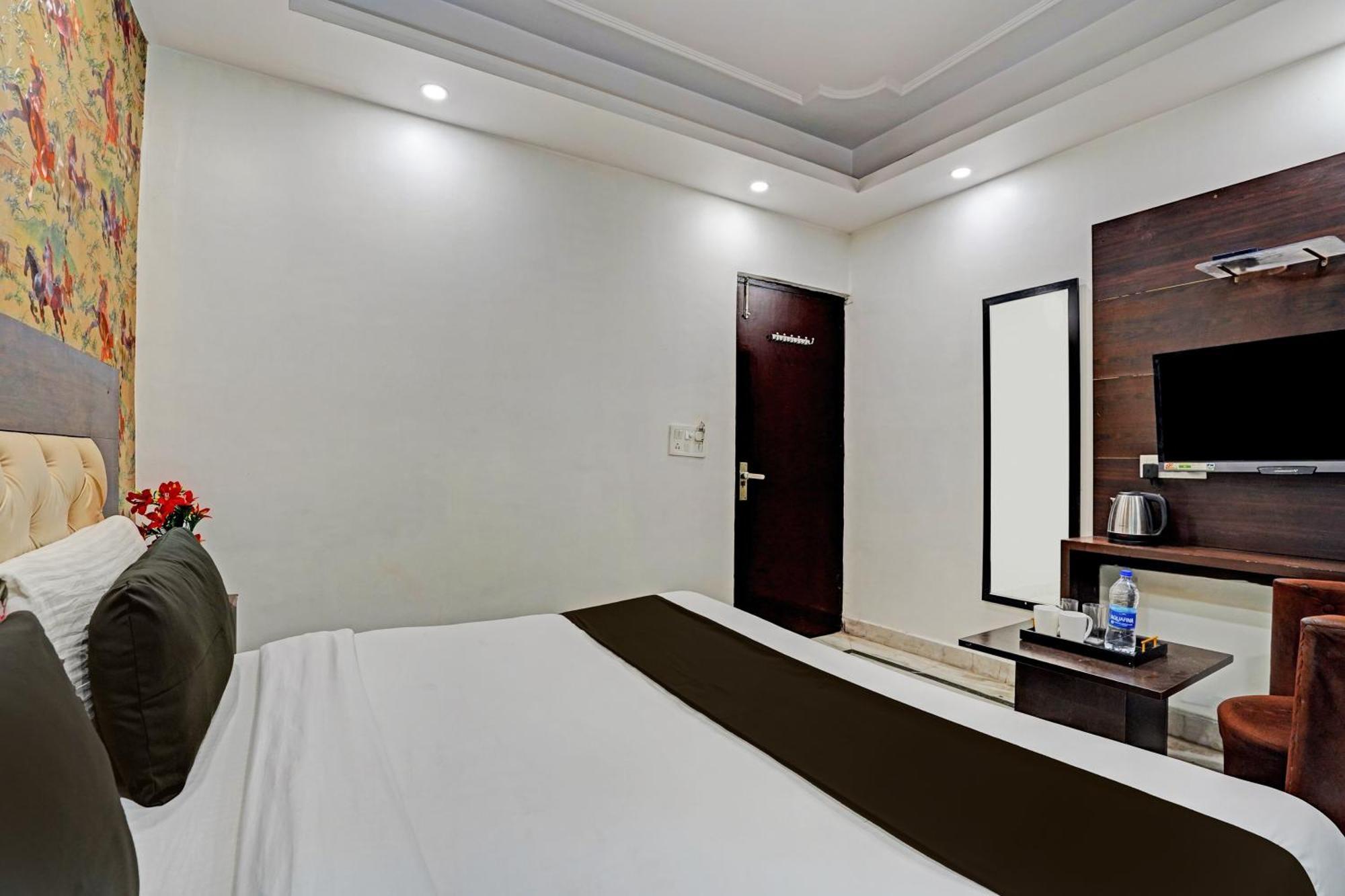 Отель Collection O Noida Saffron Экстерьер фото