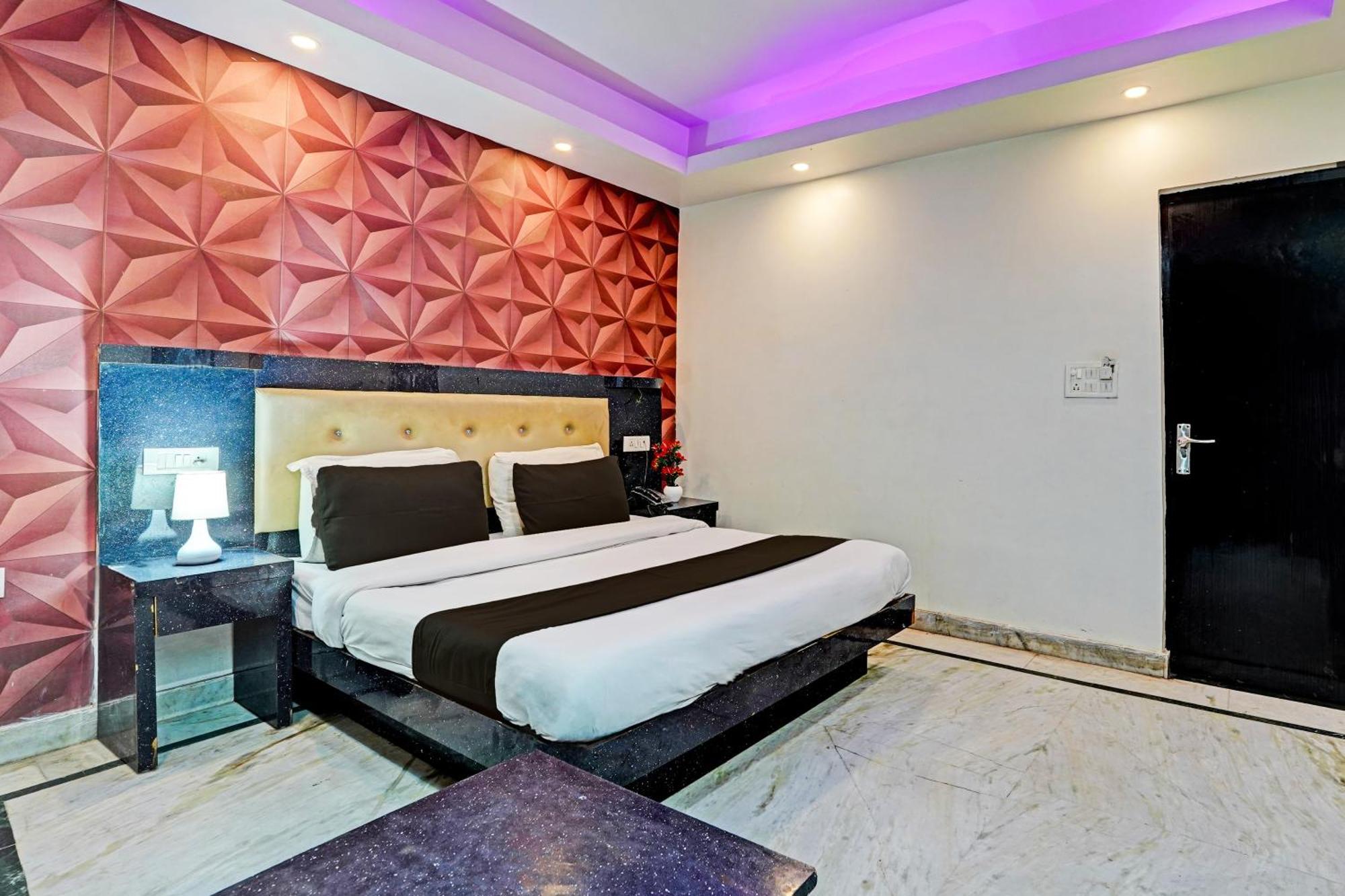 Отель Collection O Noida Saffron Экстерьер фото