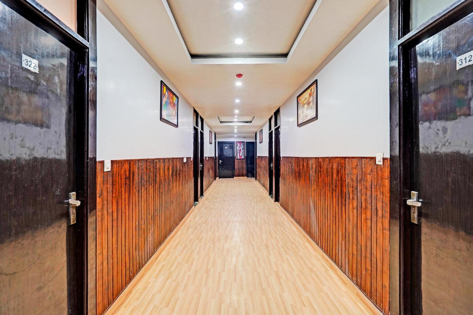 Отель Collection O Noida Saffron Экстерьер фото